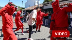 ஈஸ்டர் சடங்கில் விசுவாசிகளை சாட்டையால் அடிக்கும் 'சாத்தான்கள்'