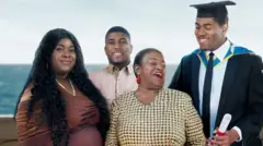 Oge Onwuachu  con su familia 