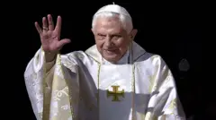 Pope Emeritus Benedict dey attend Holy Mass for di beatification of Pope Paul VI