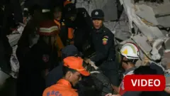 மியான்மர் நிலநடுக்கம்: நம்பிக்கையோடு காத்திருக்கும் உறவுகள் - வீடியோ 