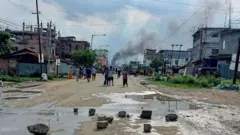 ইম্ফলের সেখন এলাকায় জনতা ও নিরাপত্তা বাহিনীর মধ্যে সংঘর্ষের পর। ১৫ জুন
