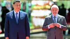 Xi Jinping, presidente da China, à esquerda, e Luiz Inácio Lula da Silva, presidente do Brasil, durante uma cerimônia de chegada no Palácio da Alvorada, em Brasília, em 20 de novembro de 2024