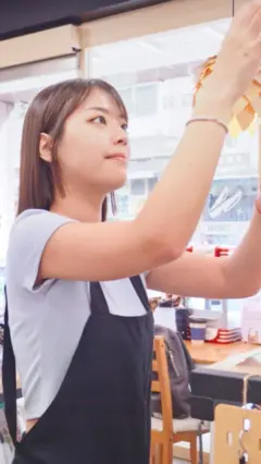 台灣一名便利商店店員因飲用一杯燕麥奶拿鐵後，未完成系統兌換程序，遭僱主提告。