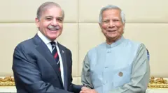 बांग्लादेश के मुख्य सलाहकार प्रोफेसर मुहम्मद यूनुस और पाकिस्तान के प्रधानमंत्री शहबाज शरीफ
