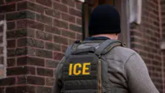 Agentes do Serviço de Imigração e Controle de Alfândegas dos Estados Unidos (ICE) em frente a um prédio de apartamentos durante uma operação conjunta de fiscalização em Chicago, no Estado de Illinois, em 26 de janeiro de 2025. Foto: Christopher Dilts/Bloomberg via Getty Images.