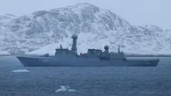 A fragata HDMS Vaedderen, no litoral da Groenlândia