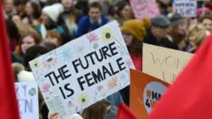 Cartaz em passeata em Londres dizendo 'O futuro é feminino