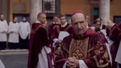 Ralph Fiennes en su rol como el cardenal Lawrence