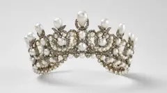 تاجی که ملکه اوژنی، همسر ناپلئون سوم، بر سر داشت، از جمله جواهراتی بود که ربوده شد