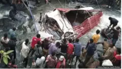 Àwon èrò tó ń gbìyànjú láti yọ ọkọ̀ tó jábọ́ sínú odò