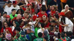 Faslı futbolcular, Fas’ın Dünya Kupası’nda son 16 turuna yükselmesinin ardından maç sonunda aileleriyle birlikte sevinç yaşıyor.