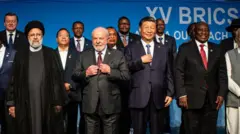 Lula junto a los presidentes de Irán, China, Sudáfrica y otros países durante una cumbre de los BRICS en 2023