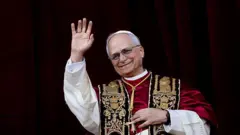 El papa León XIV saludando