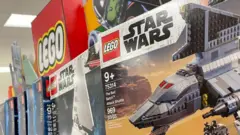 Um conjunto de Lego da franquia Star Wars em uma prateleira