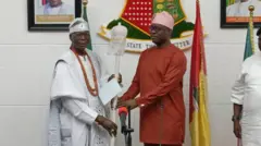 Gómìnà Seyi Makinde gbé ọ̀pá àṣẹ lé Eleruwa tuntun lọ́wọ́