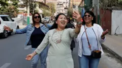 काठमाण्डू एउटा मतदान केन्द्रबाहिर भिडिओ बनाउँदै केही महिला