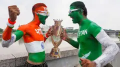 ভারত ও পাকিস্তানের পতাকা গায়ে আঁকা দুই ব্যক্তি পরস্পরের দিকে তাকিয়ে চিৎকারের ভঙ্গী করছে, তাদের হাতে একটি ট্রফির প্রতিকৃতি। প্রতীকী ছবি। 