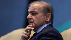 شهباز شریف، نخست وزیر پاکستان با چهره‌ای در فکر فرو رفته دیده می‌شود.