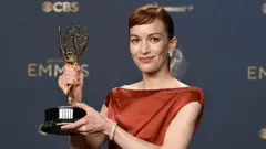 Britt Lower Emmy ödülüyle poz veriyor