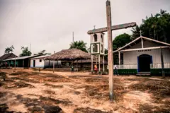 Uma igreja remota em uma pequena vila ao longo do rio Xié, na Amazônia brasileira
