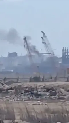 تصویری از برخاستن دود از دو تانکر در بندر دمياط مصر