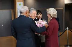 Мирзиёев, Европа раҳбарлари ва гул