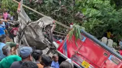 இலங்கை பேருந்து விபத்தில் உயிரிழந்தோரின் எண்ணிக்கை 21 ஆக அதிகரிப்பு