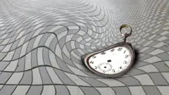 Ilustração mostra relógio distorcido sobre fundo quadriculado distorcido