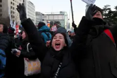 Manifestantes celebram do lado1xbet apk atualizadofora do Parlamento aprovação do impeachment do presidente