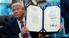 Trump muestra una orden ejecutiva que firmó