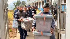 मतपेटिका बोकेर ढुवानी गरिँदै