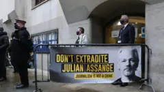 أشخاص ينتظرون خارج أولد بيلي (المحكمة الجنائية المركزية) في لندن.