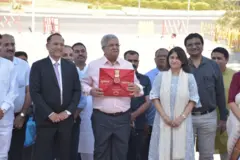 ટીમ સાથે નાણામંત્રી કનુભાઈ દેસાઈ