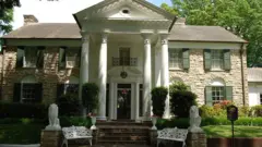 La mansión de Graceland por fuera, en Memphis, Estados Unidos, la que fue residencia de Elvis Presley.
