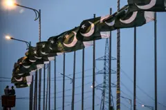 الأعلام الباكستانية على طول أحد شوارع إسلام آباد في 18 أبريل/نيسان 2026.