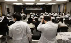 의협 긴급 총회에 참석한 의사들