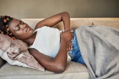 Obìnrin tó wà lórí ibùsùn tó di inú mú