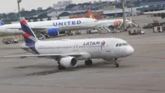 Aviões no aeroporto de Guarulhos.