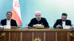 Umukuru w'igihugu ca Irani, Hassan Ruhani (hagati) ahanganye na Amerika