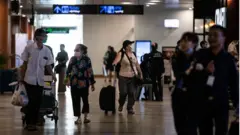 ရန်ကုန်လေဆိပ်ကို ရောက်လာကြသူတွေ