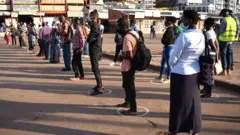 Abaturage barindiriye bisi i Nyabugogo mu buryo bwo kutegerana birinda kwanduzanya