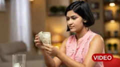 డబ్బులు పట్టుకున్న మహిళ