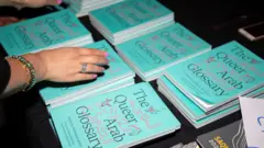 مجموعة من الكتب في حفل التوقيع