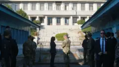 카멜라 해리스 미국 부통령이 29일 오후 경기 파주시 판문점을 찾아 둘러보고 있다