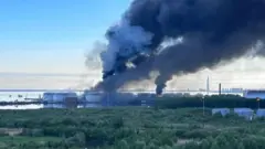 дим изнад рафинерије у санкт петербургу