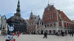 Crkva, maskota Evrobasketa i nekoliko muzeja na trgu u Rigi