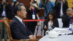 Tại hội nghị, ông Vương Nghị, Bộ trưởng Ngoại giao Trung Quốc hối thúc các nước ASEAN nới lỏng các lệnh cấm đối với các công dân Trung Quốc và các hạn chế du lịch khác.