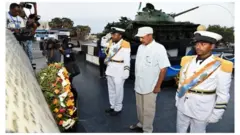 ፕረዝደንት ኢሳይያስ ኣፈወርቂ ሕቑፊ ዕንባባ እንተቐምጥ