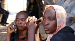 የታጋቾች ቤተሰቦች በጭንቀት ልጆቻቸውን የተመለከተ መረጃ ሲጠባበቁ