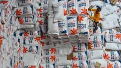 Ilustrasi beras di gudang Bulog.